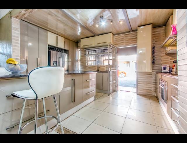 5 BEDROOM FREESTANDING FOR SALE IN MEREDALE